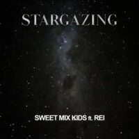 Sweet Mix Kids – Stargazing (feat. Rei) – Single (2023) [iTunes Match M4A]
